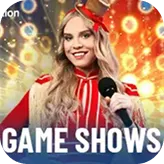 Thor Animatrice de jeu télévisé en costume de cirque avec microphone